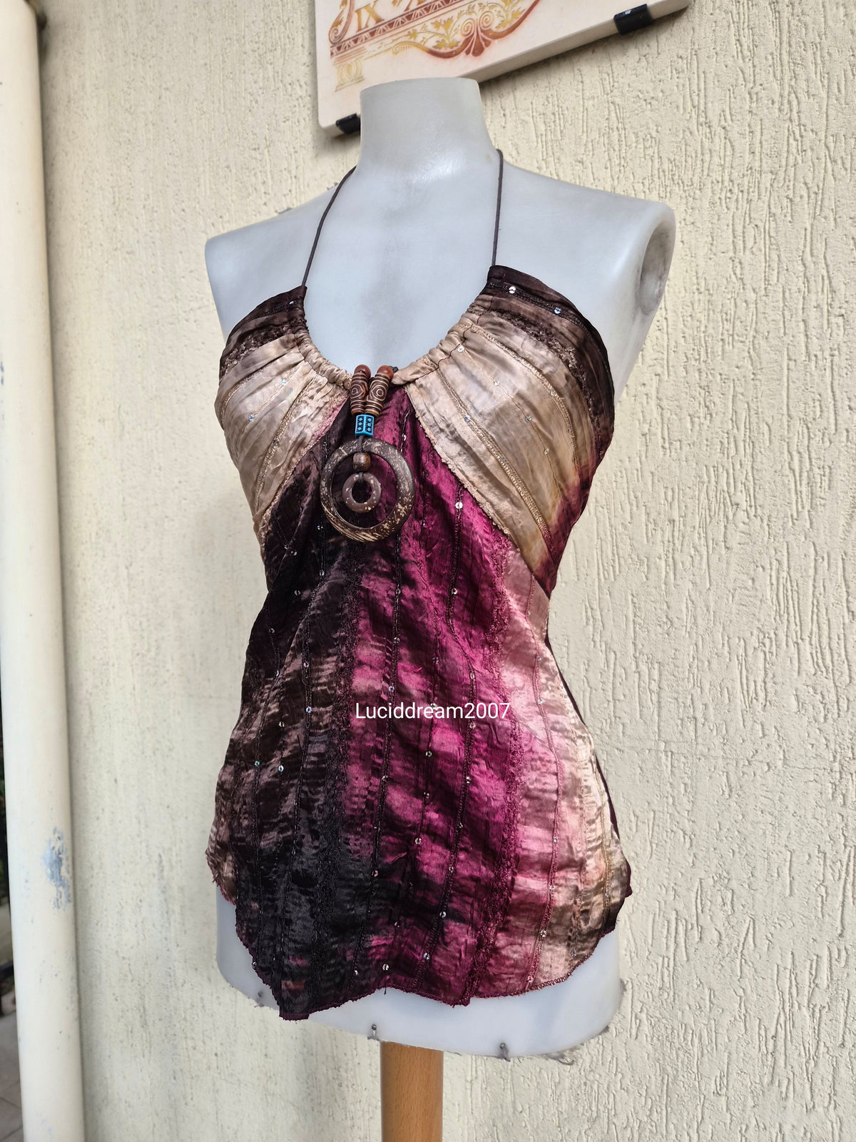 Haut dos nu tons beige et violet