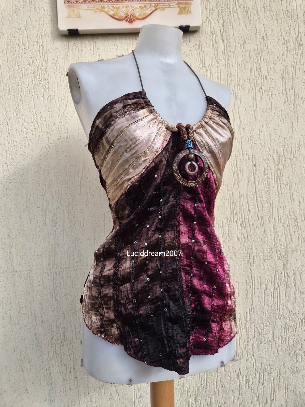 Haut dos nu tons beige et violet