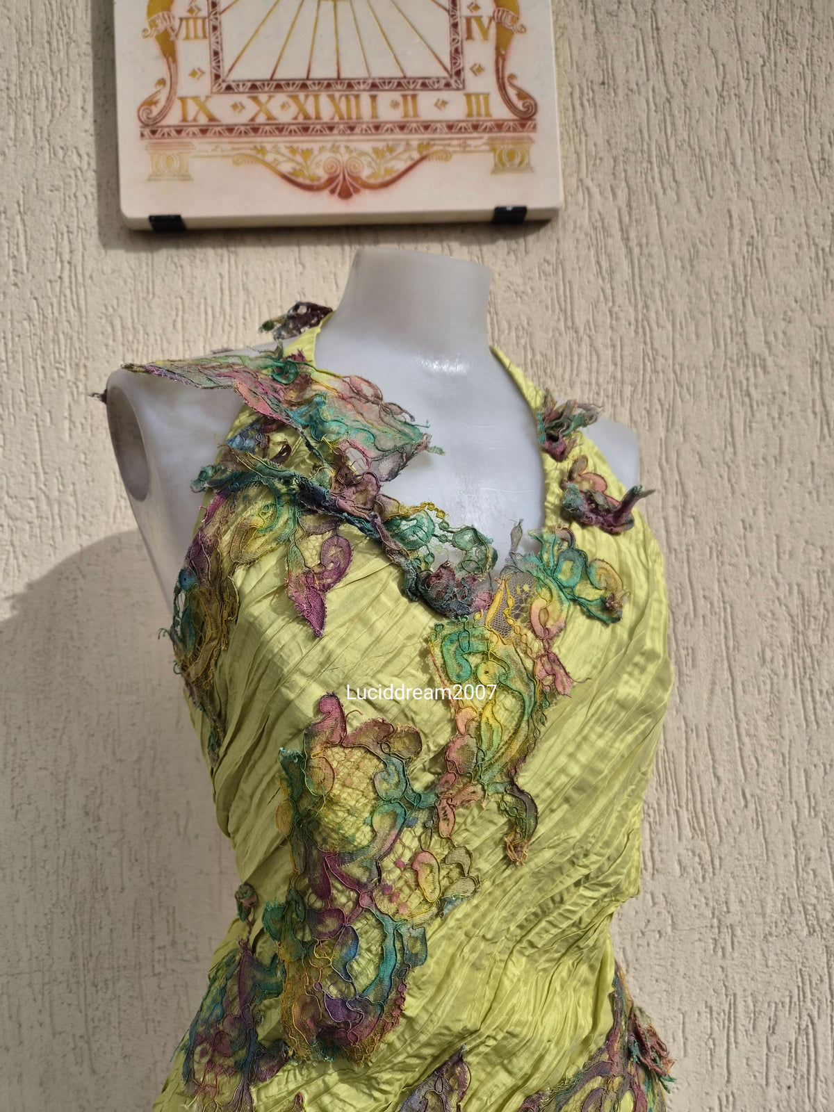 Dos nu vert avec broderies florales