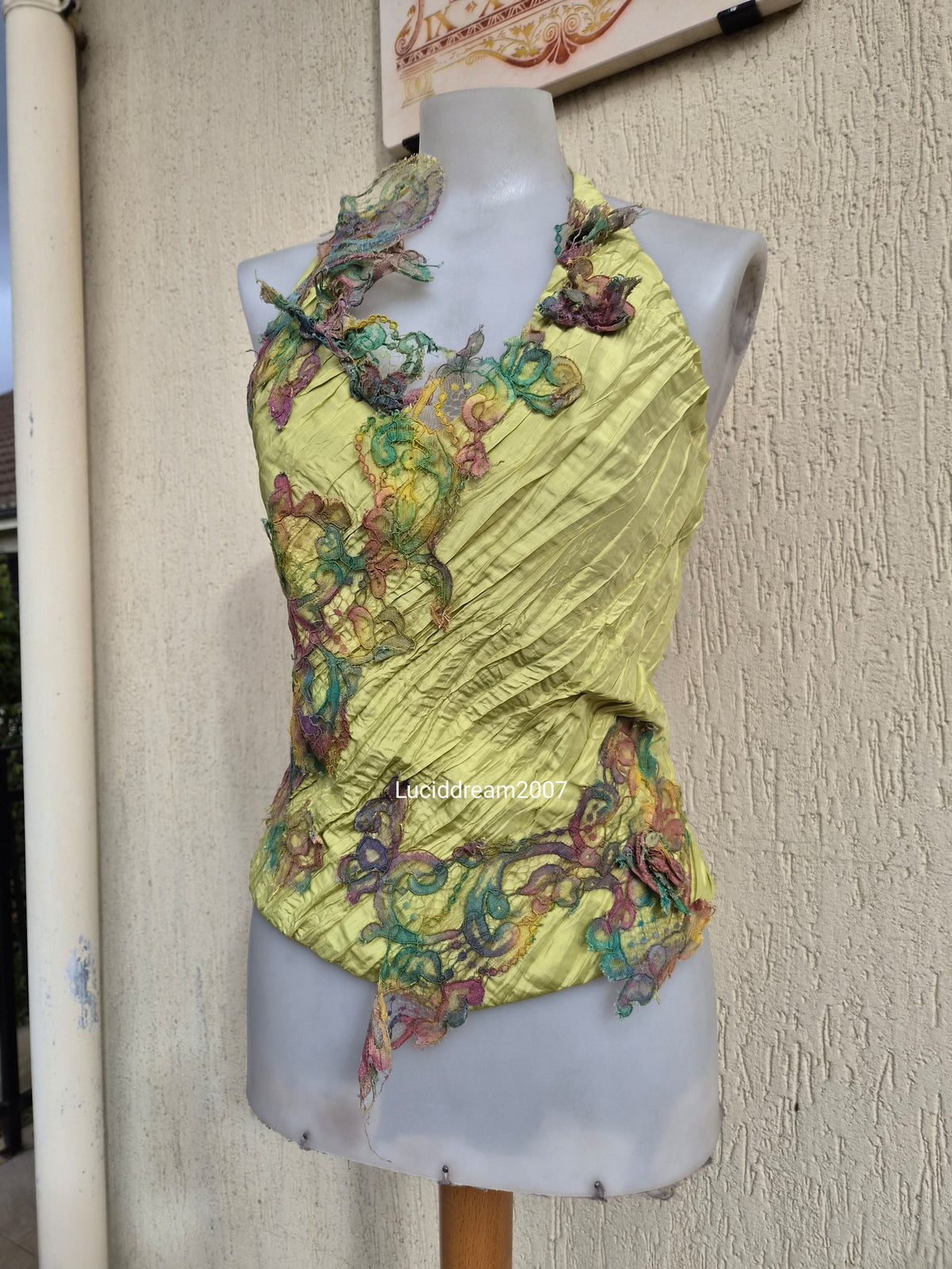 Dos nu vert avec broderies florales