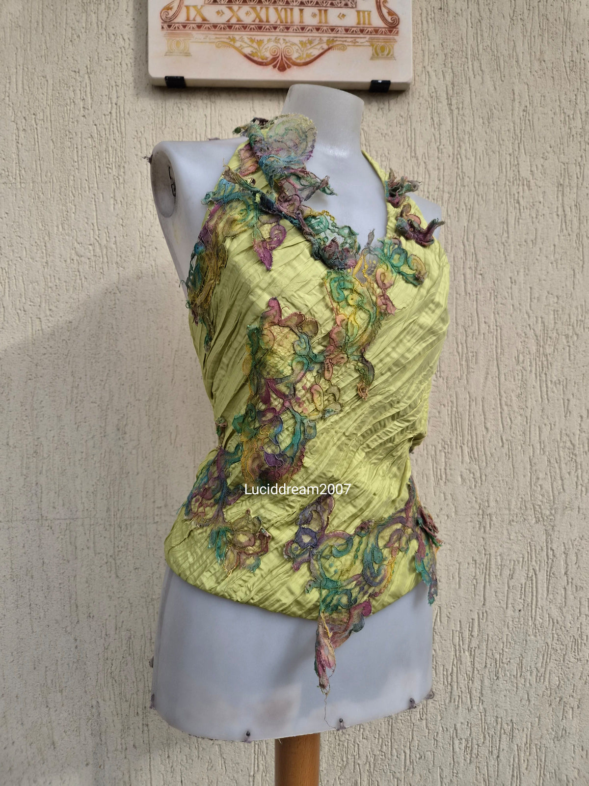Dos nu vert avec broderies florales