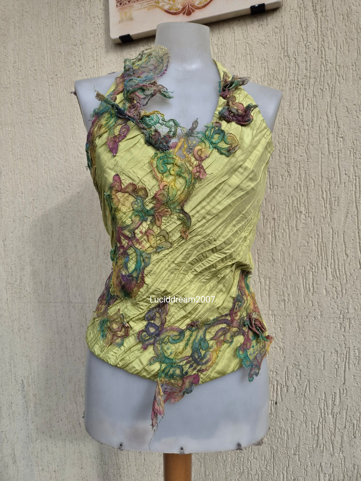 Dos nu vert avec broderies florales