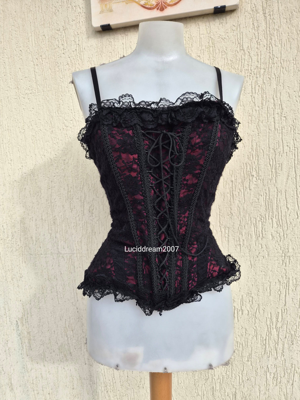 Haut esprit corset rouge et noir RAVEN