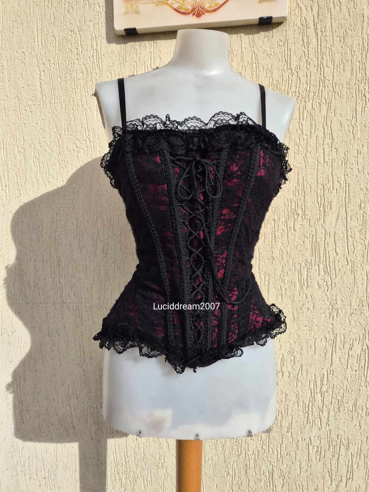 Haut esprit corset rouge et noir RAVEN