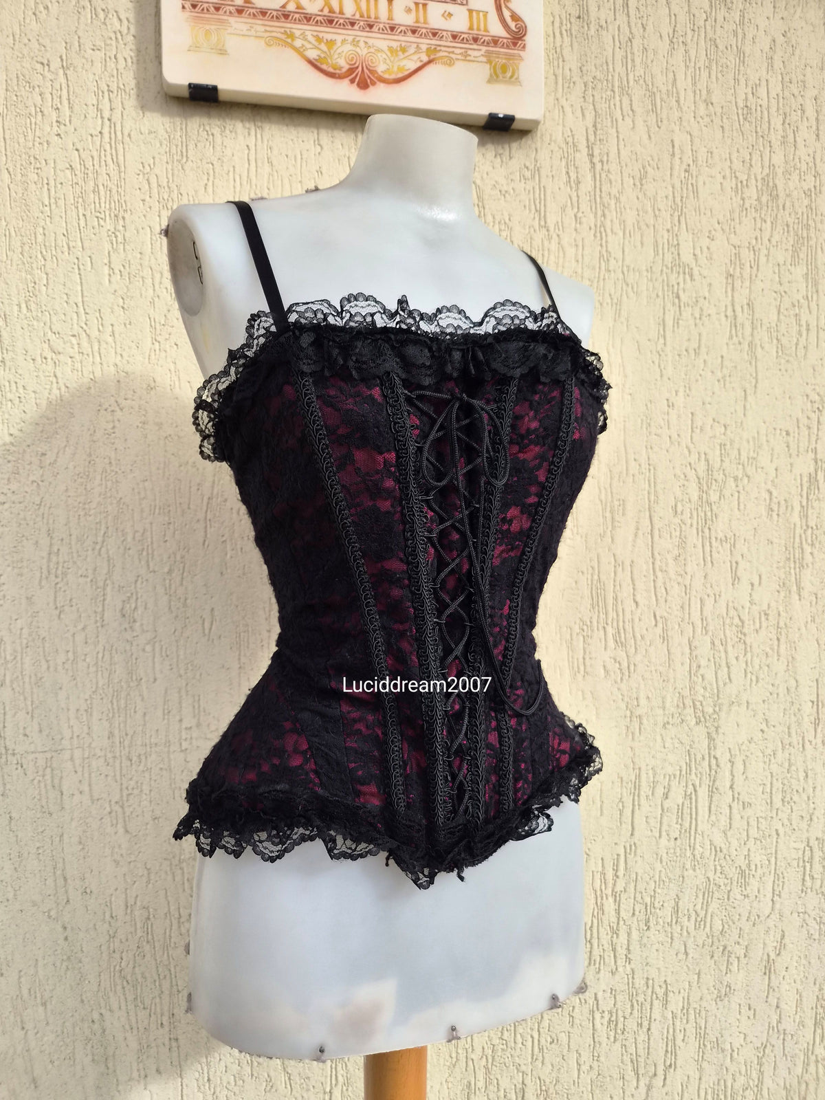 Haut esprit corset rouge et noir RAVEN