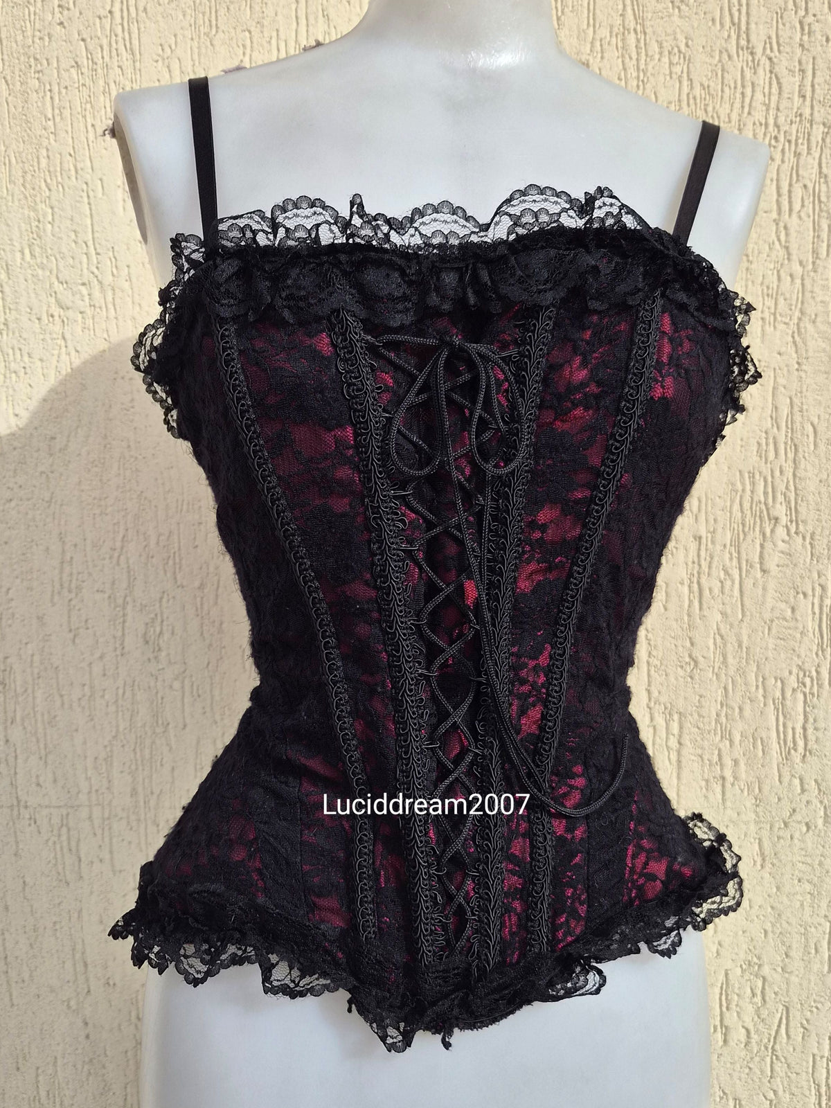Haut esprit corset rouge et noir RAVEN
