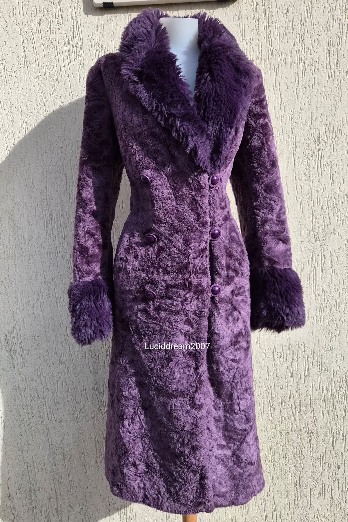 Manteau en fausse fourrure violet