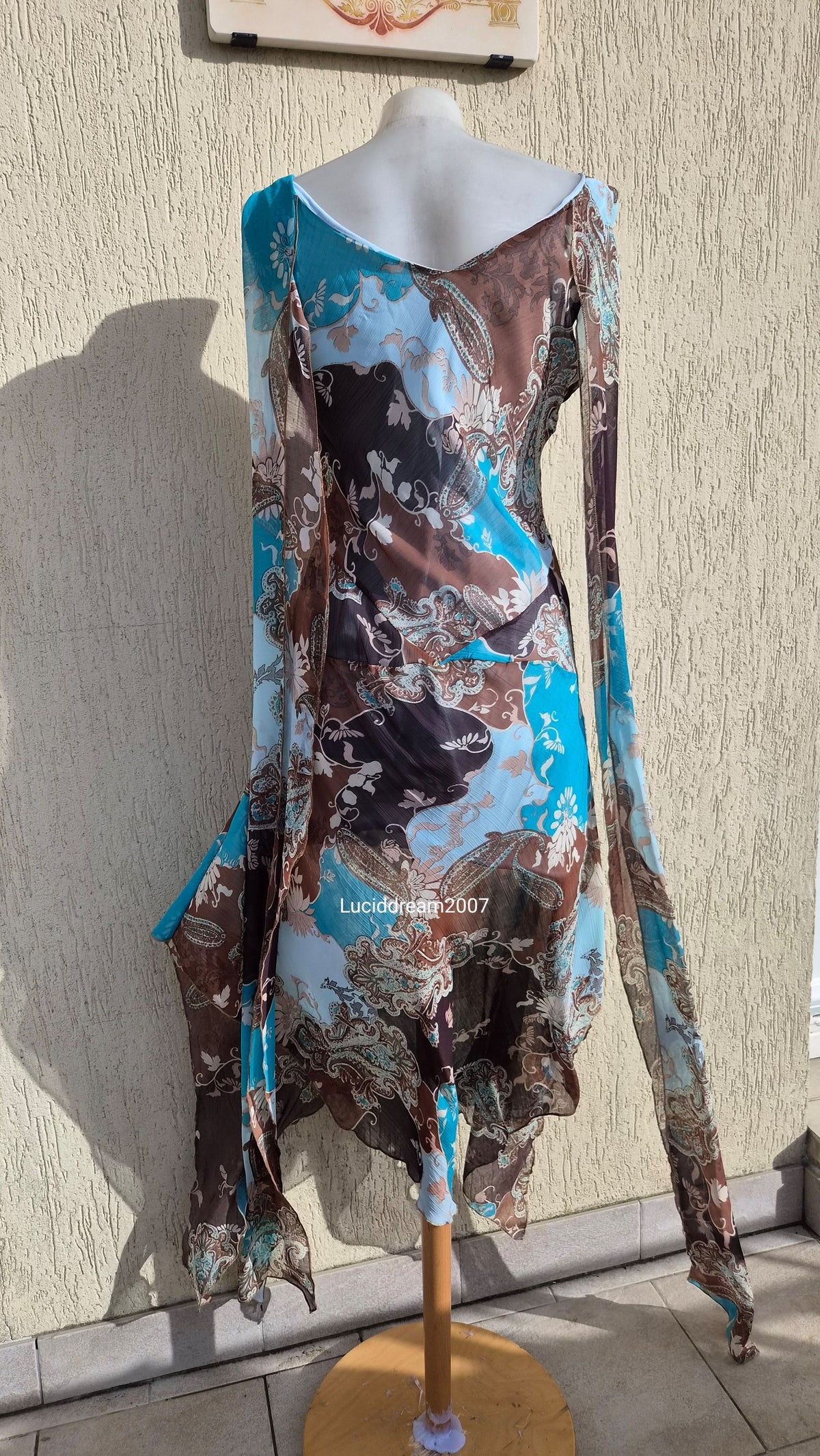 Robe en voile bleu détails longs volants