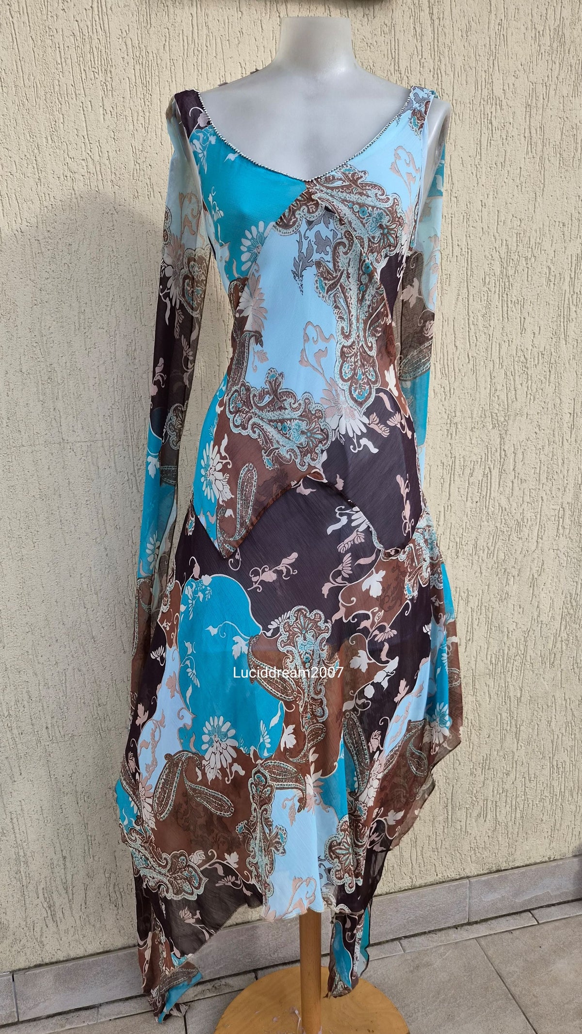 Robe en voile bleu détails longs volants