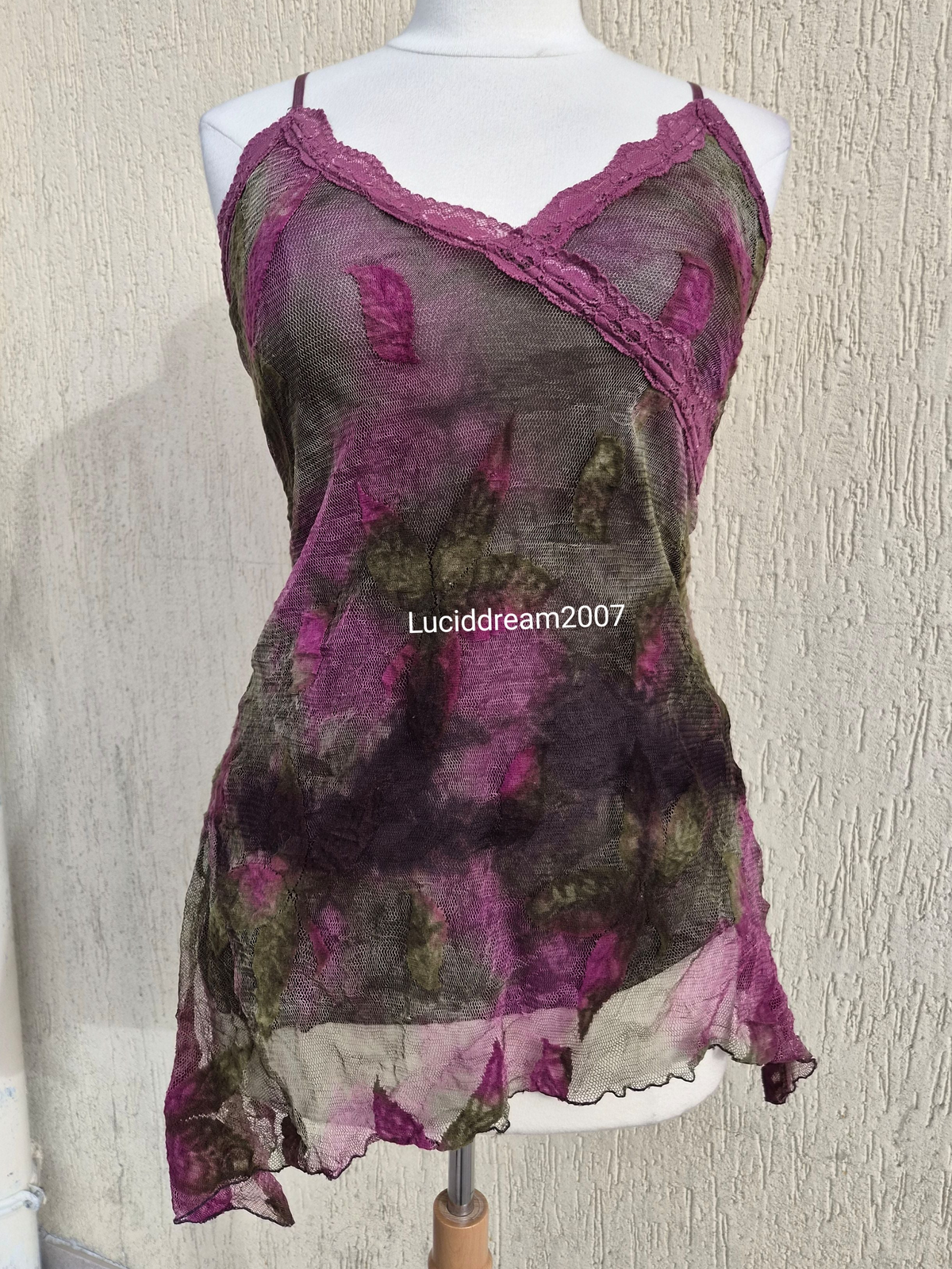 Haut en dentelle florale tons verts et rose