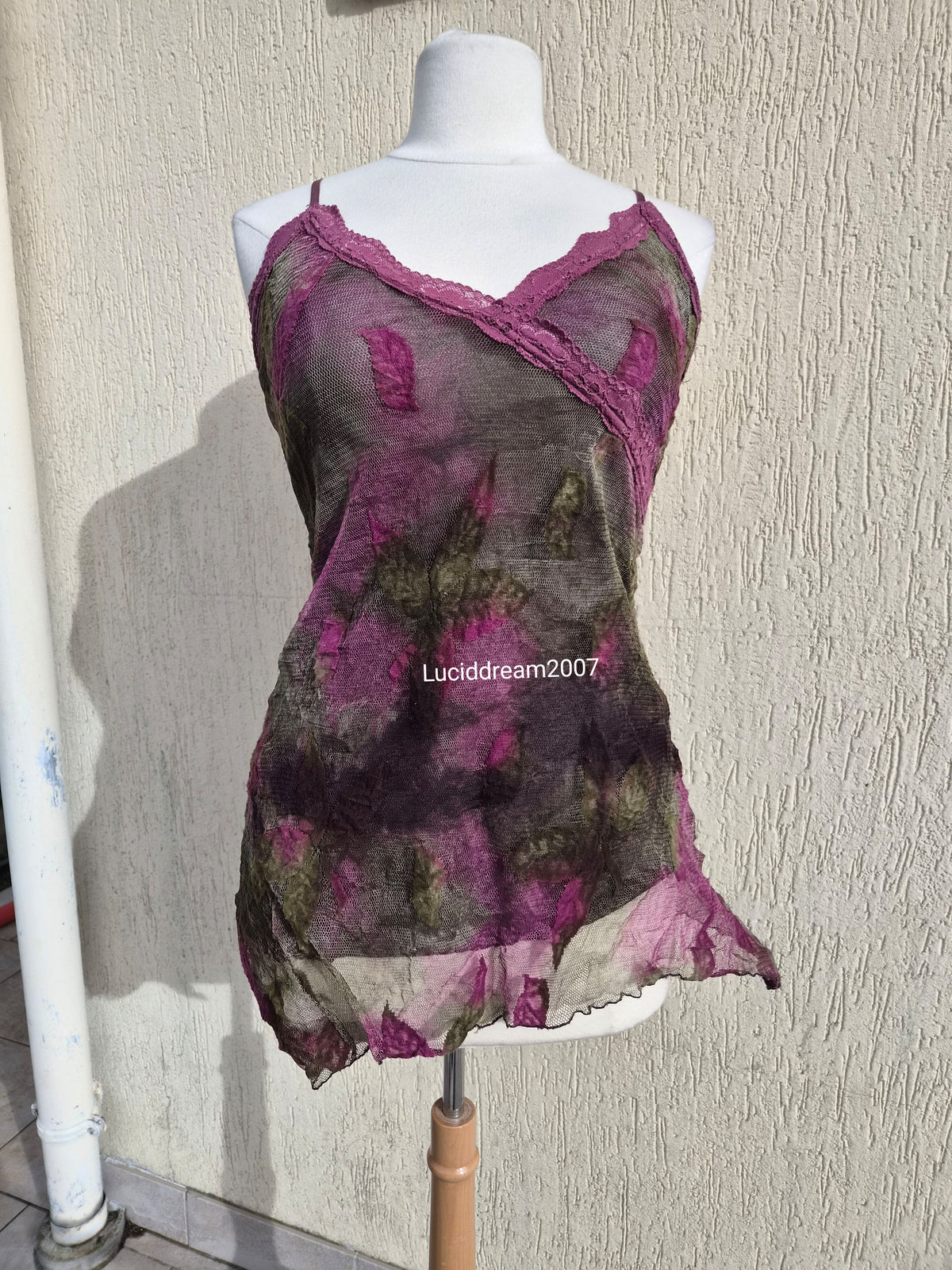 Haut en dentelle florale tons verts et rose