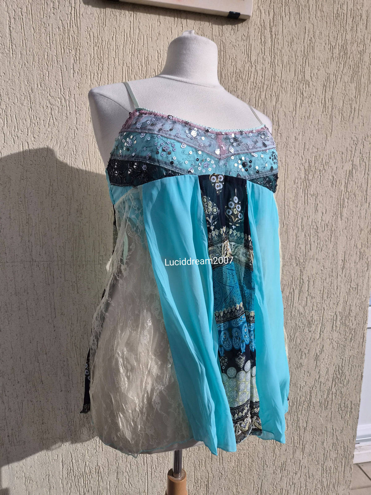 Haut asymétrique voile bleu et sequins