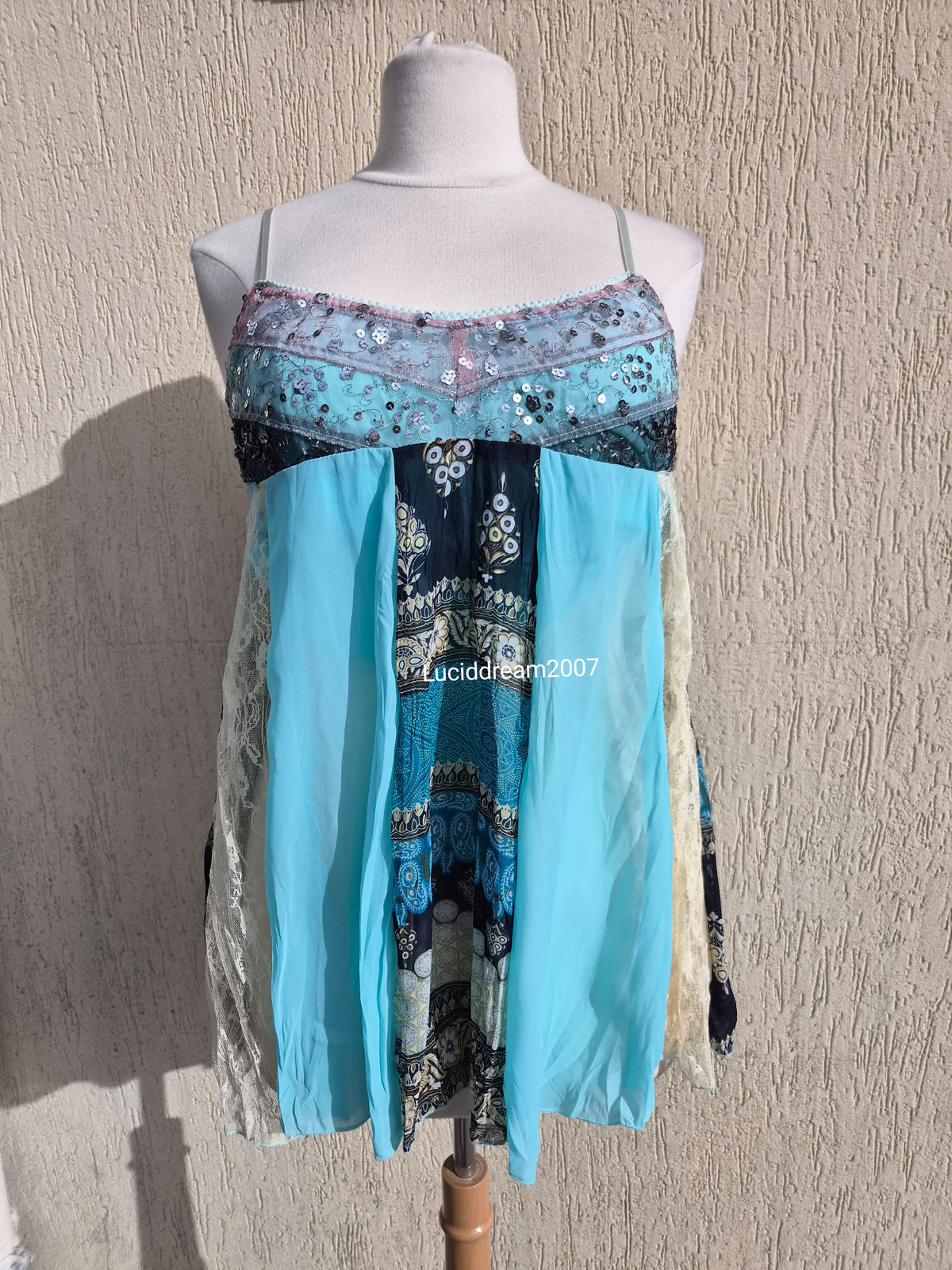 Haut asymétrique voile bleu et sequins