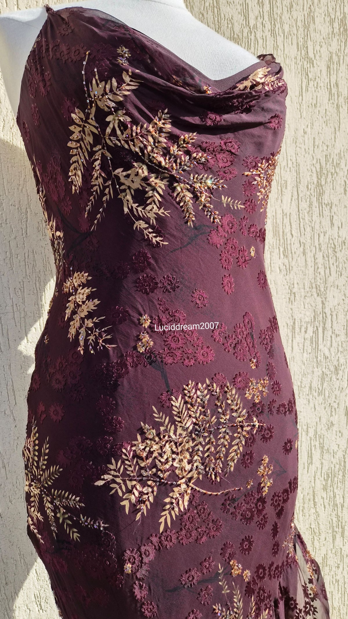 Robe en soie brodée tons marron