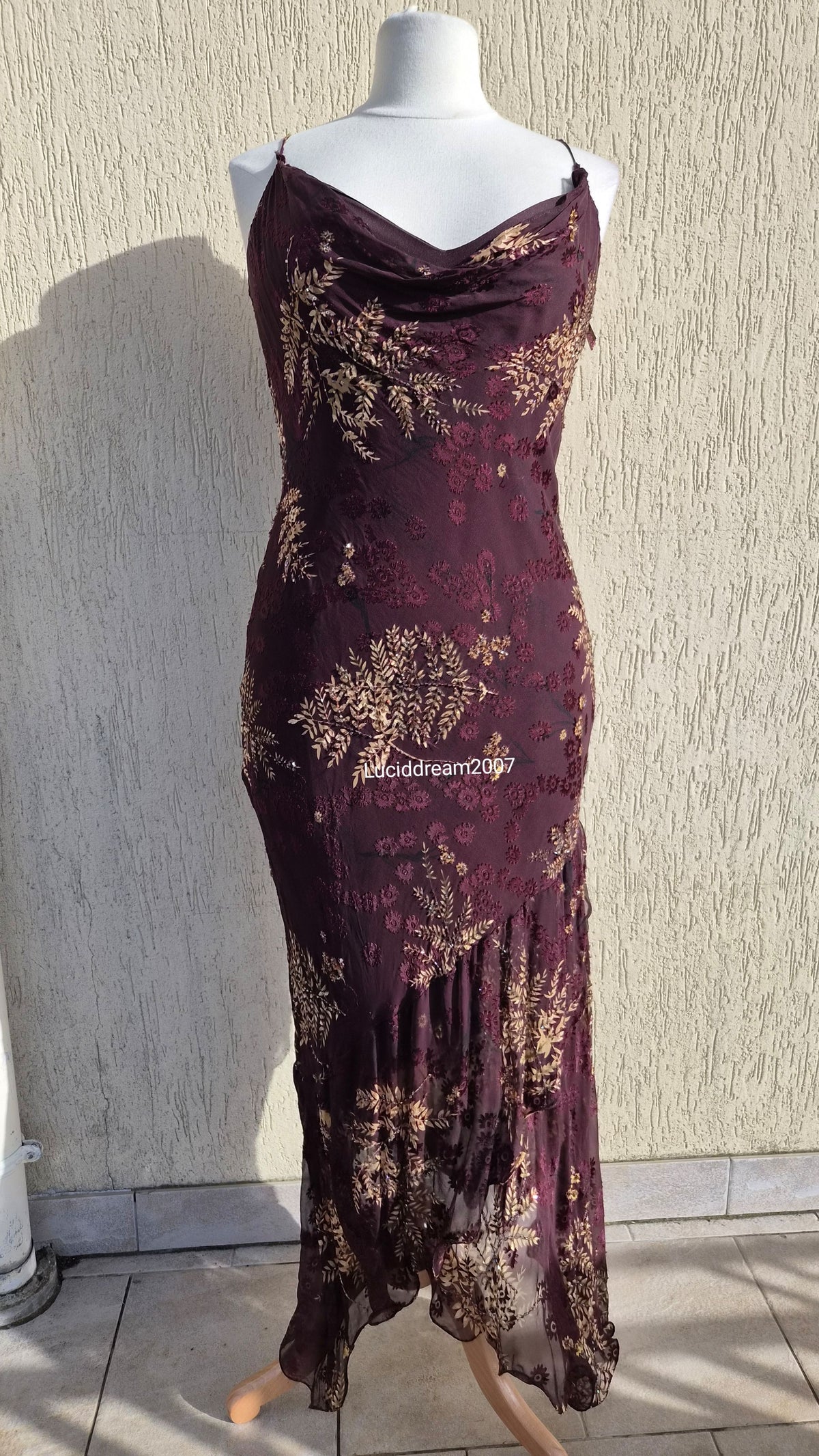 Robe en soie brodée tons marron