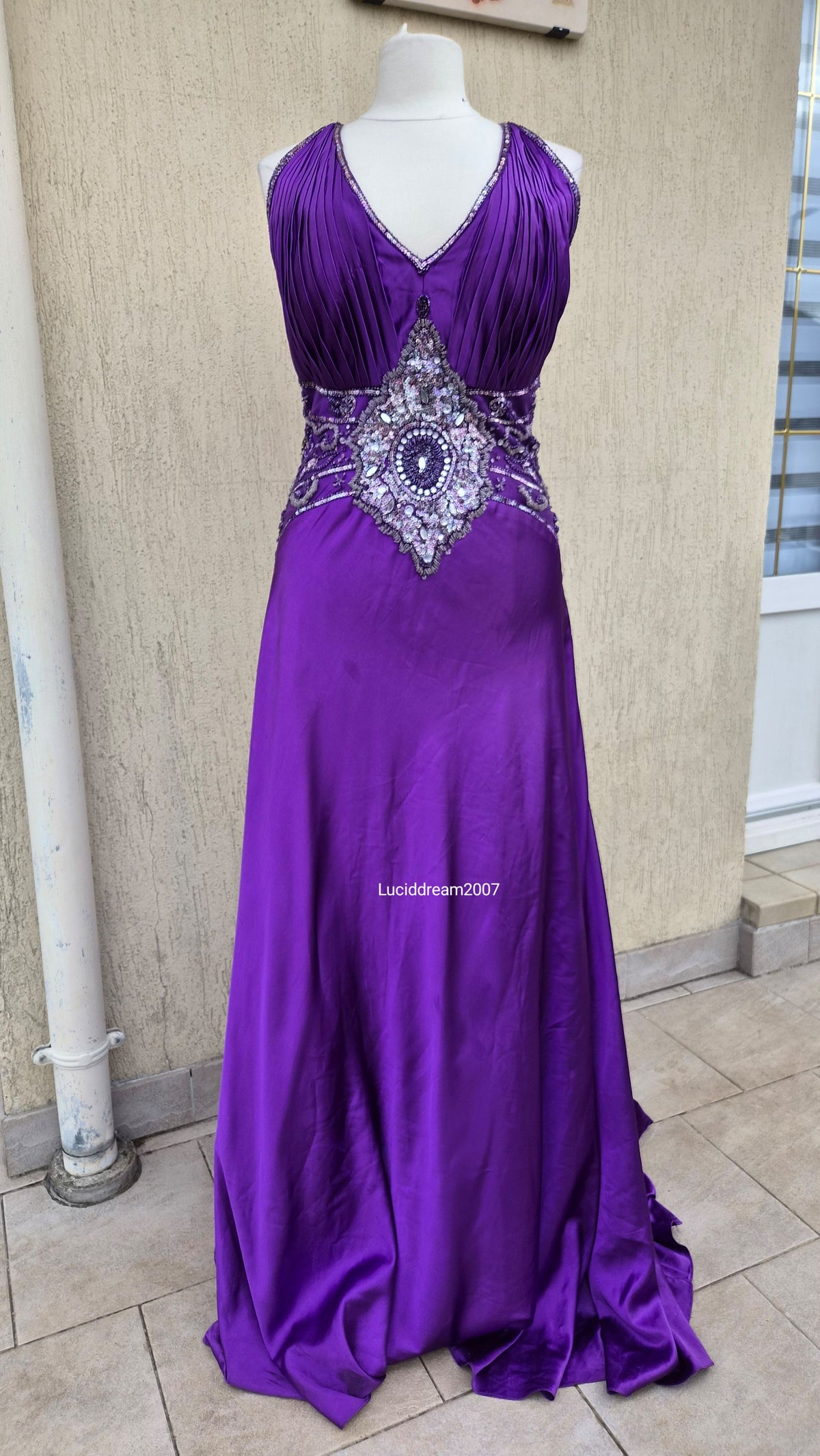 Maxi robe violette satinée avec broderies