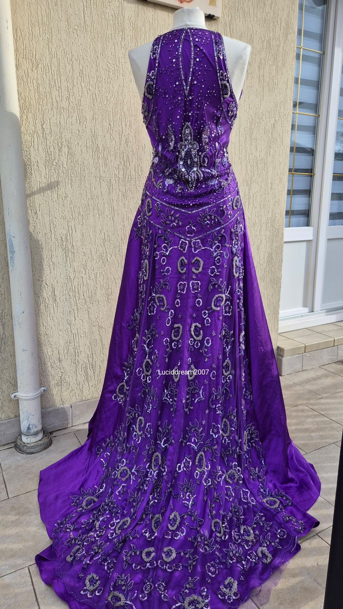 Maxi robe violette satinée avec broderies
