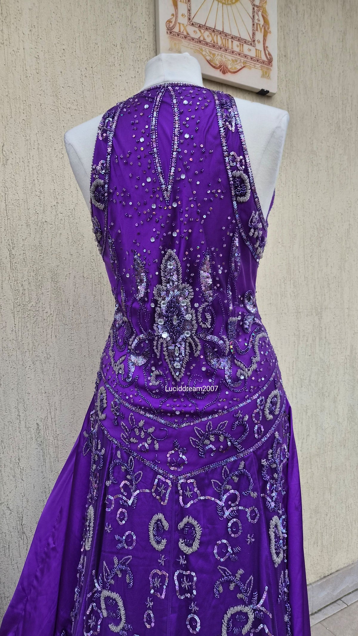 Maxi robe violette satinée avec broderies