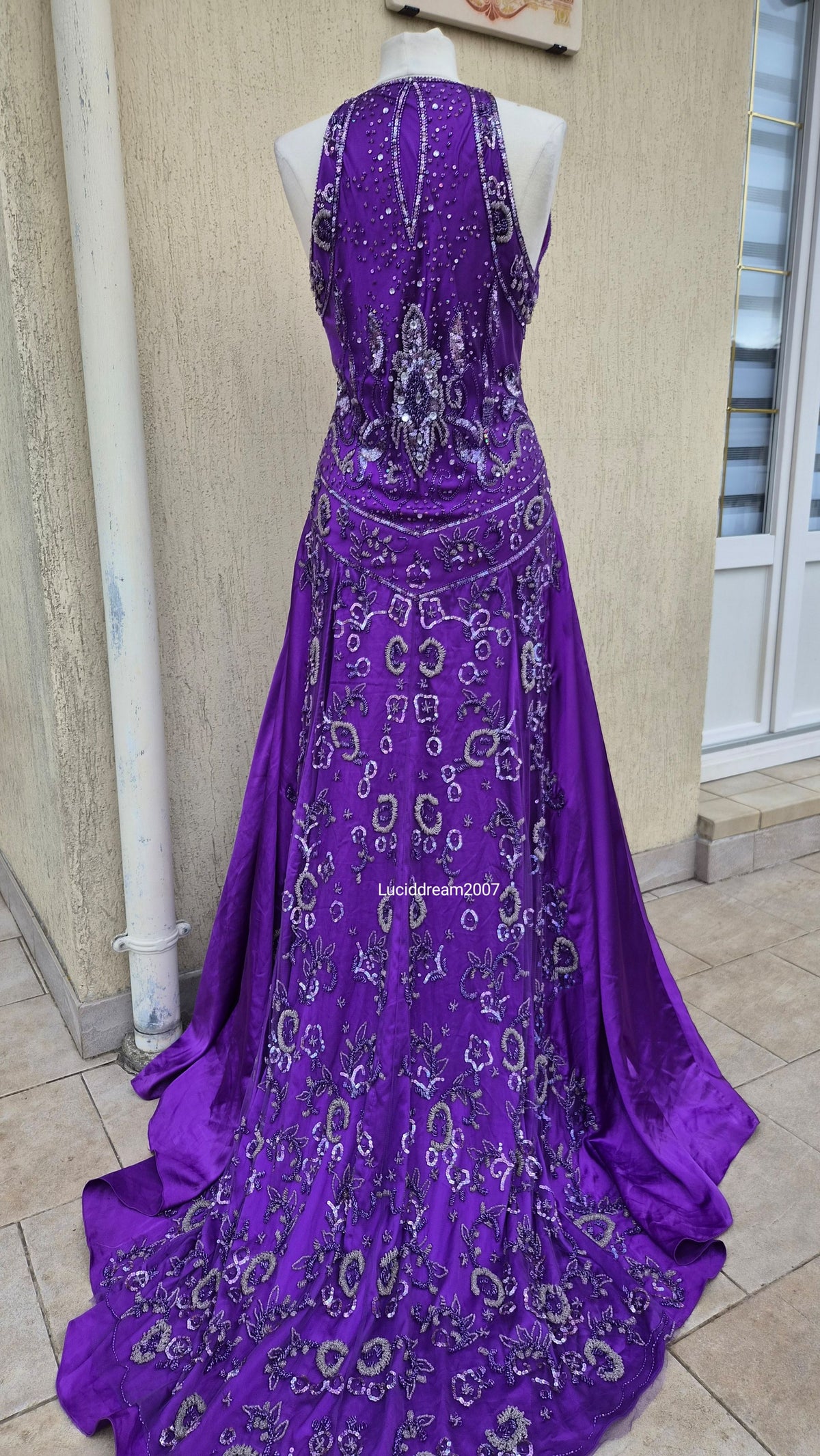 Maxi robe violette satinée avec broderies