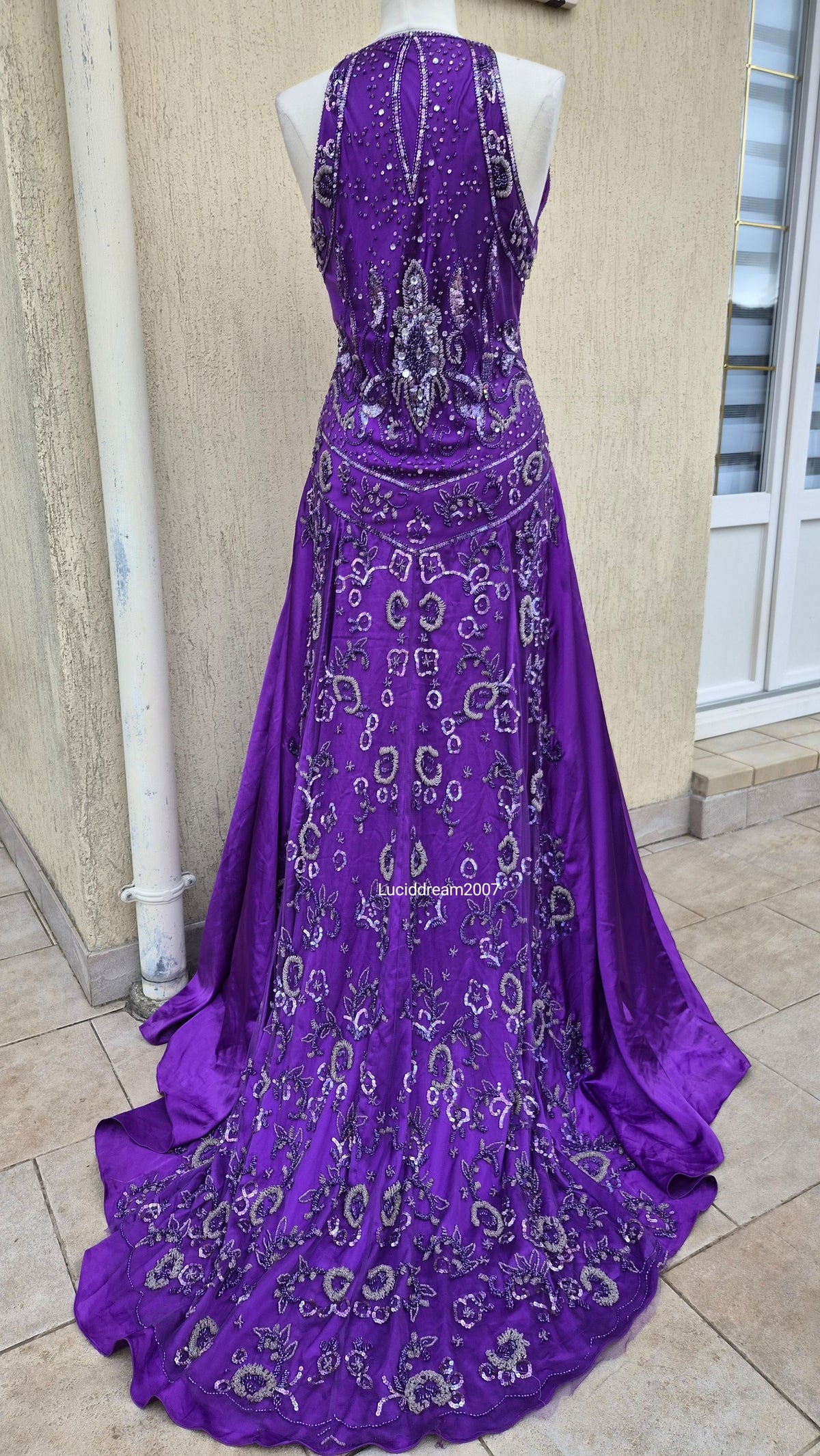 Maxi robe violette satinée avec broderies