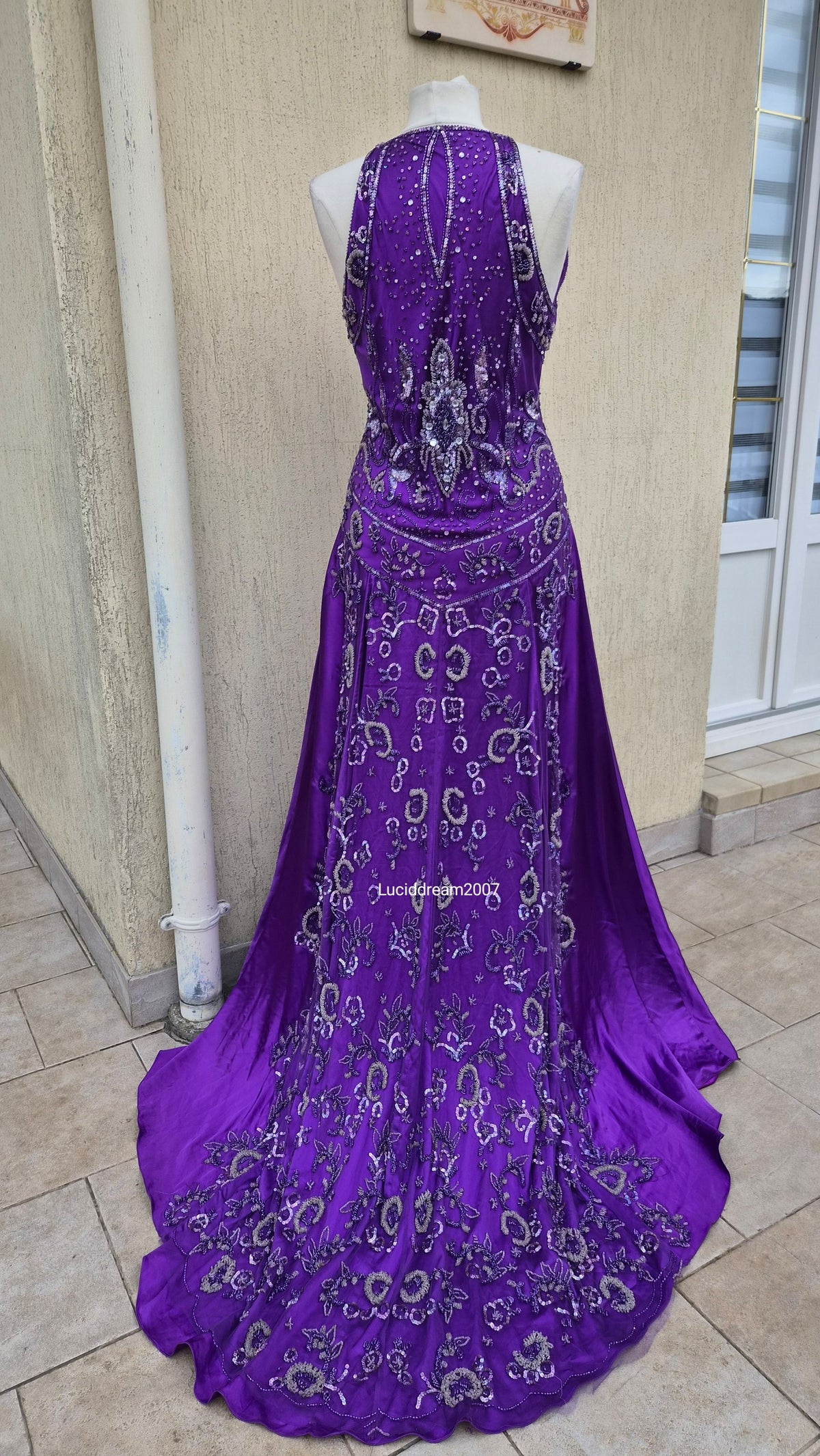 Maxi robe violette satinée avec broderies
