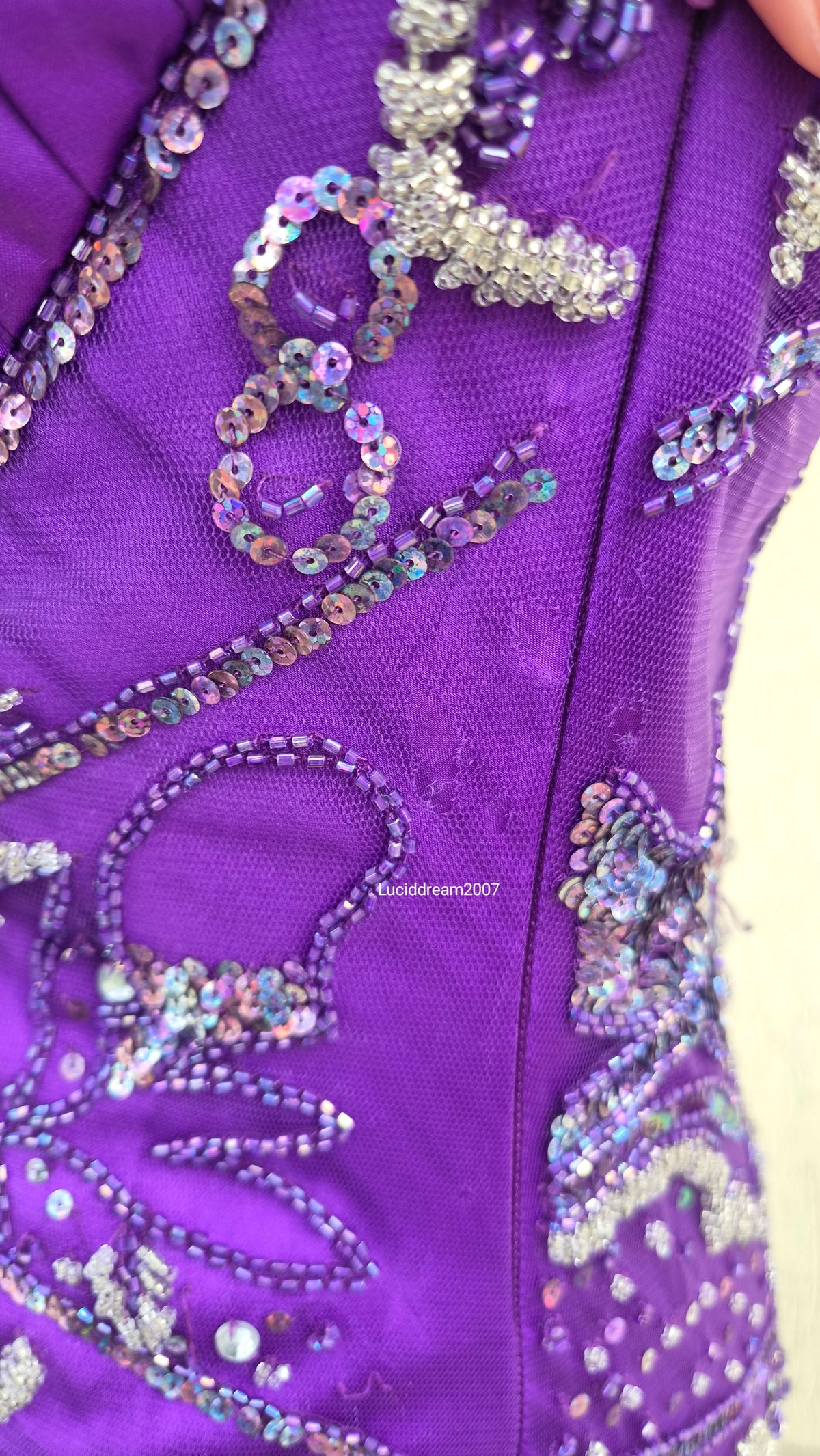 Maxi robe violette satinée avec broderies