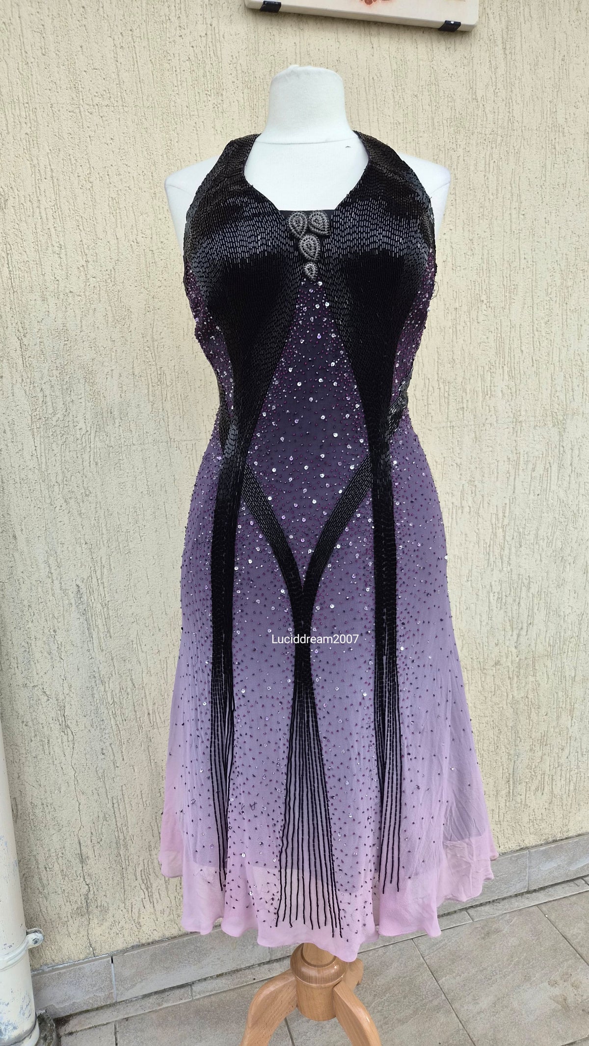 Robe dos nue en soie brodée