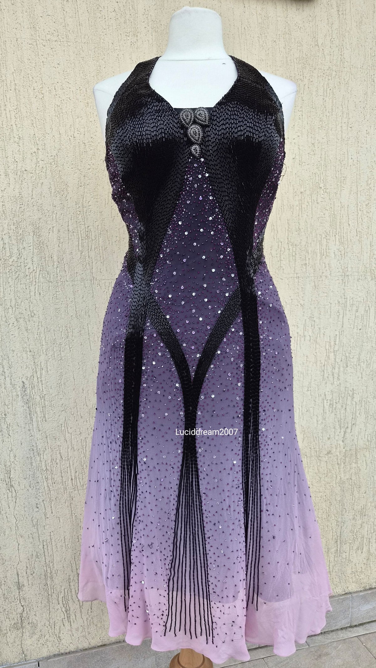 Robe dos nue en soie brodée