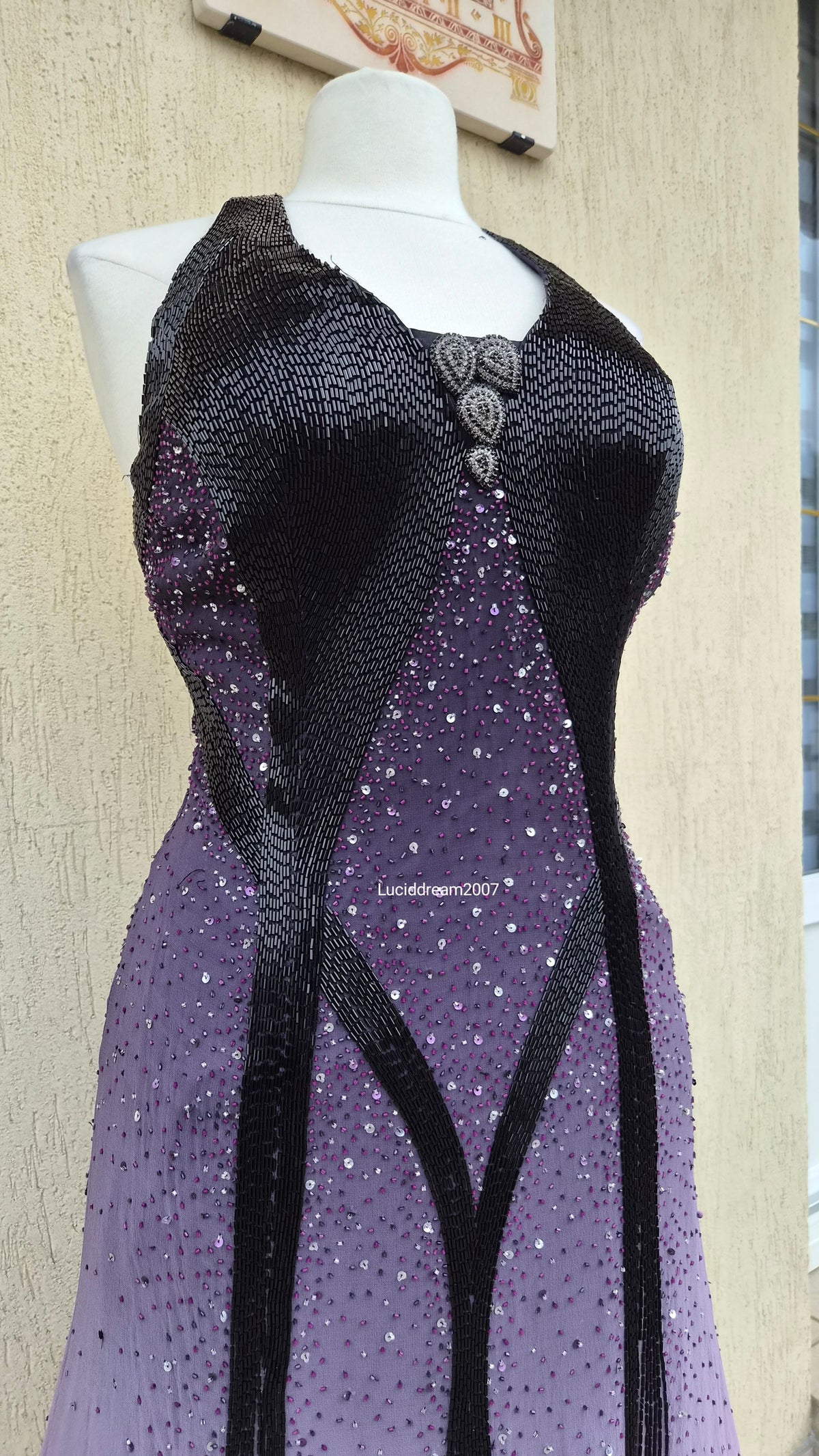 Robe dos nue en soie brodée