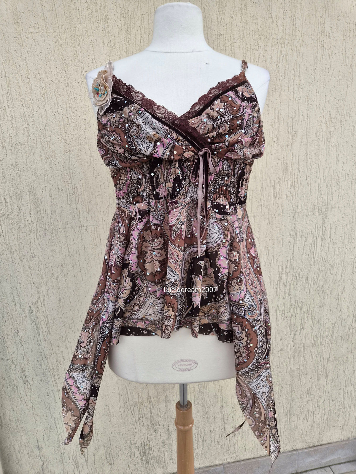 Haut en voile asymétrique broche fleurs