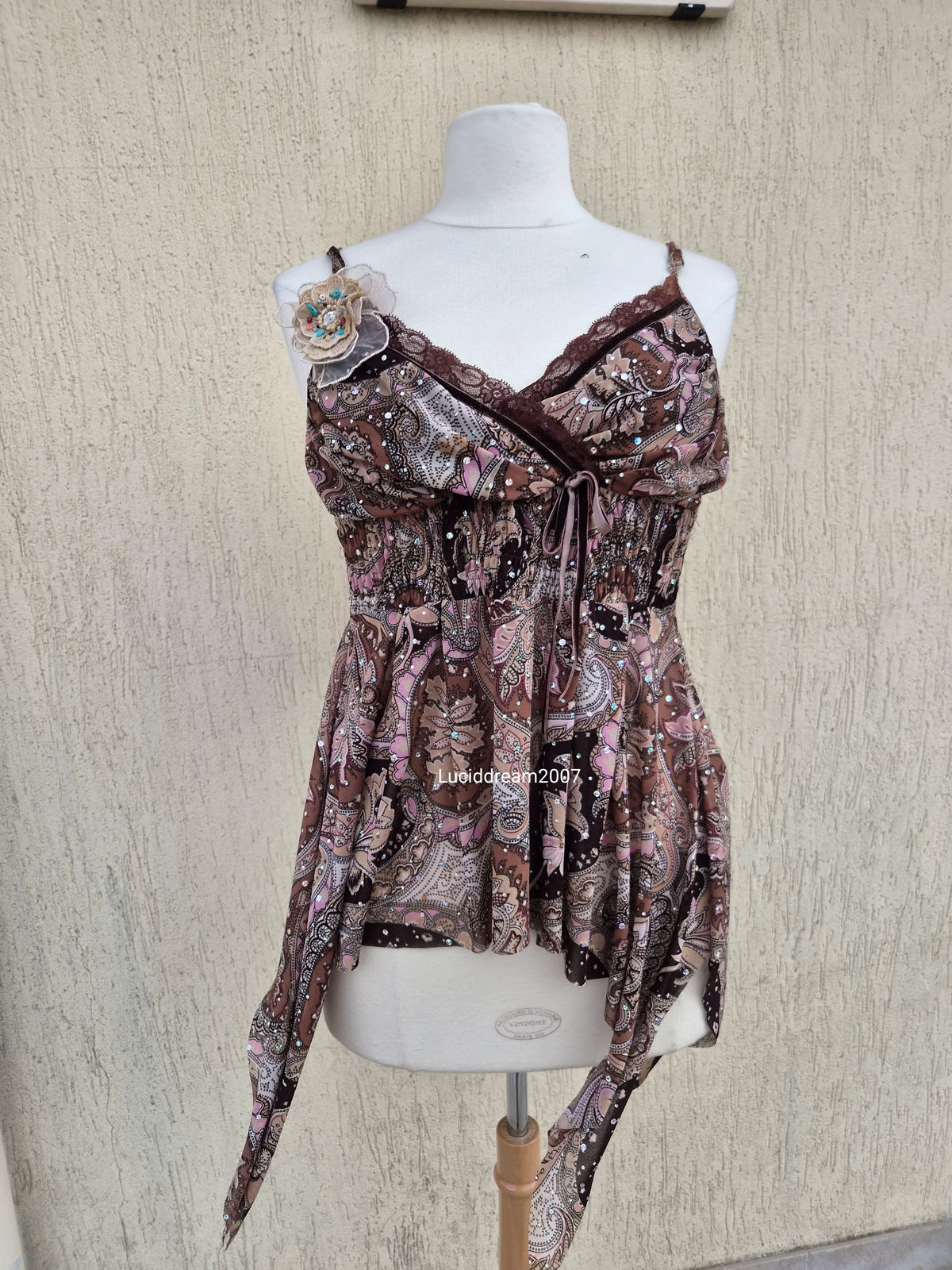 Haut en voile asymétrique broche fleurs
