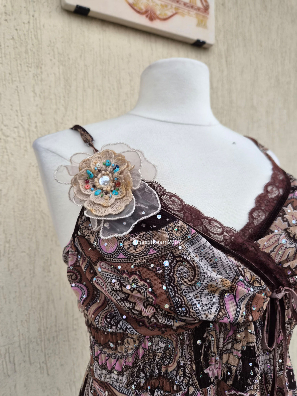 Haut en voile asymétrique broche fleurs