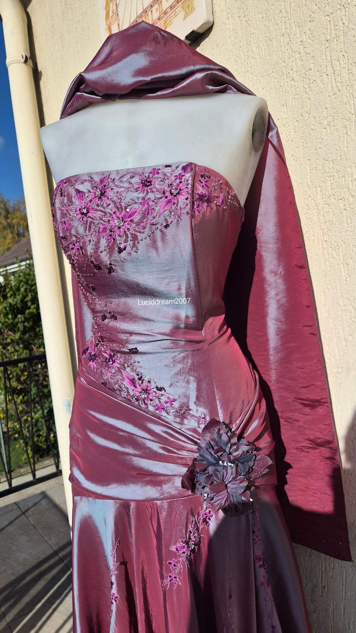 Robe bustier irisée brodée tons violet