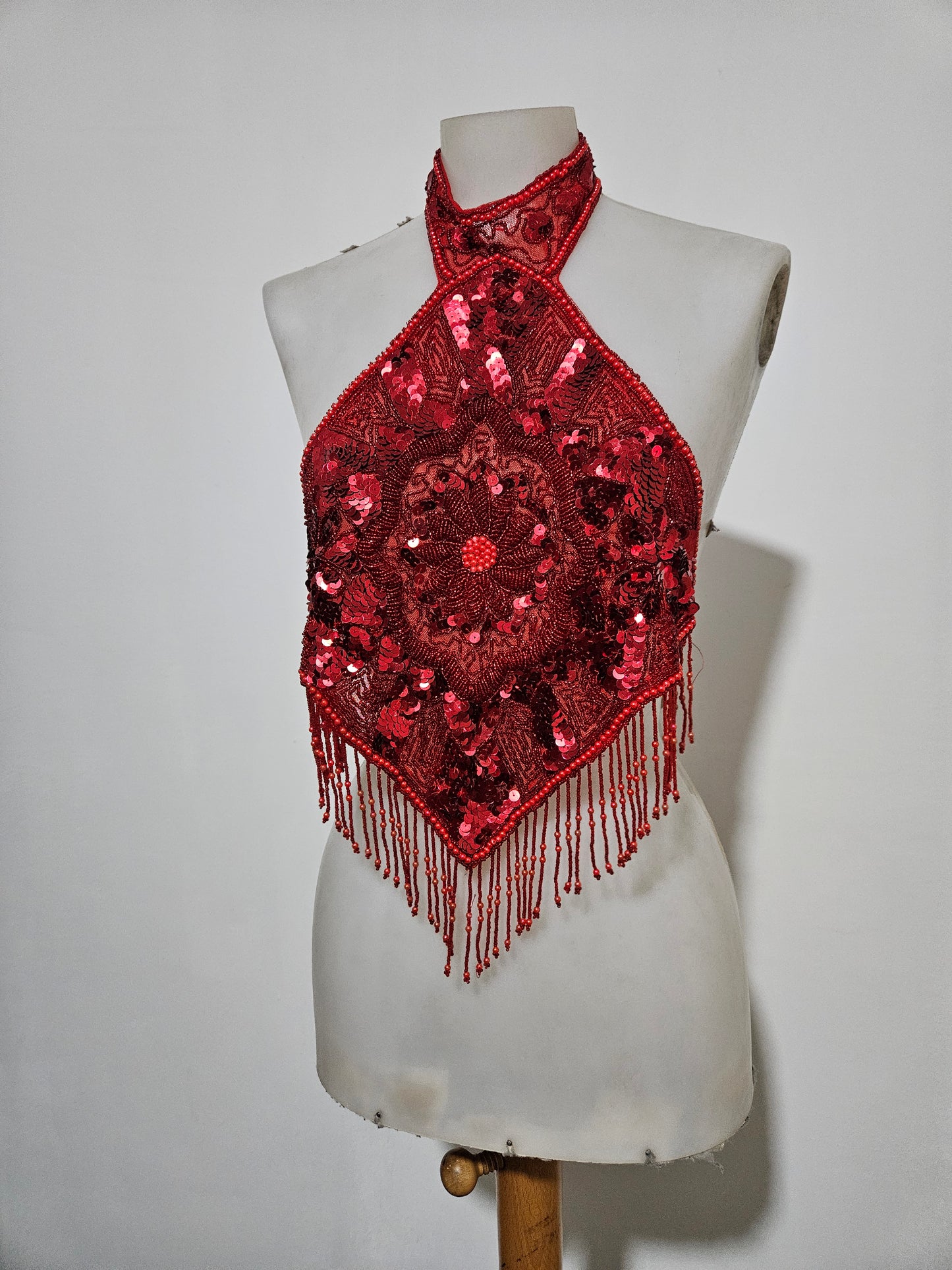 Vestido rojo sin espalda bordado con lentejuelas