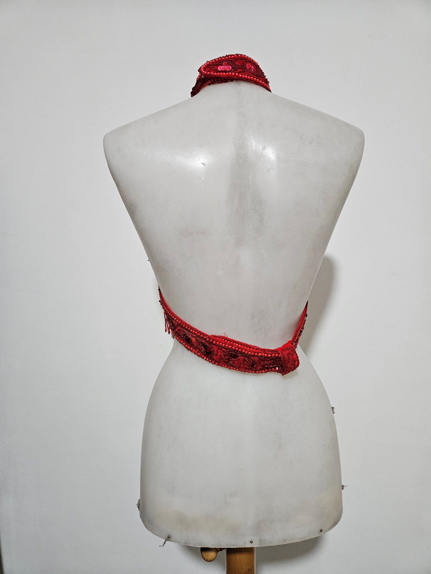 Vestido rojo sin espalda bordado con lentejuelas