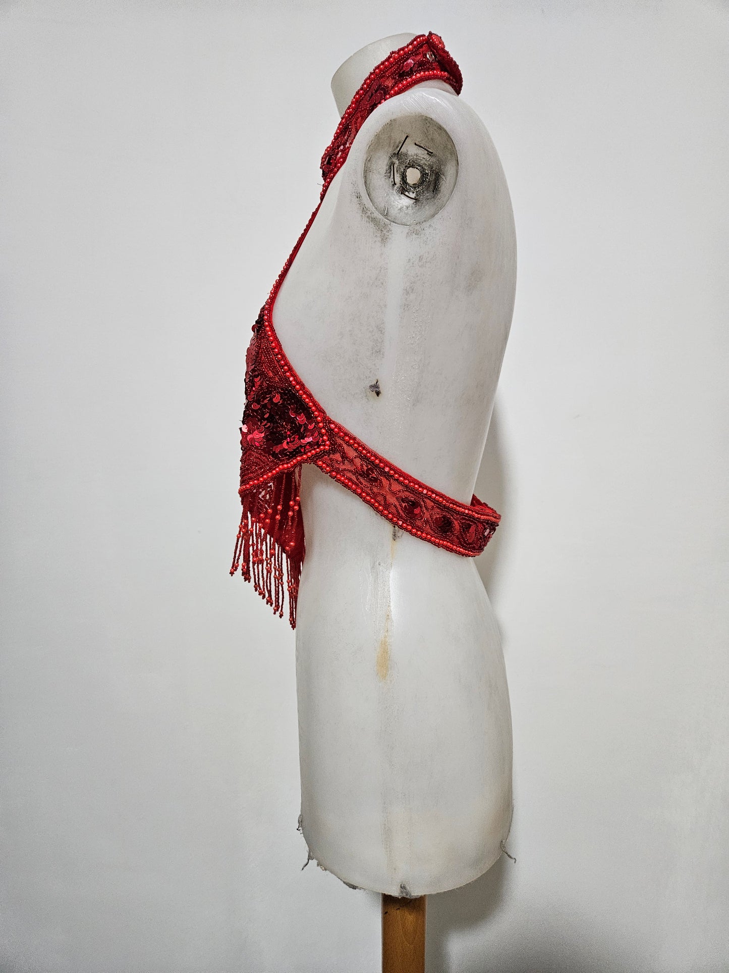 Vestido rojo sin espalda bordado con lentejuelas