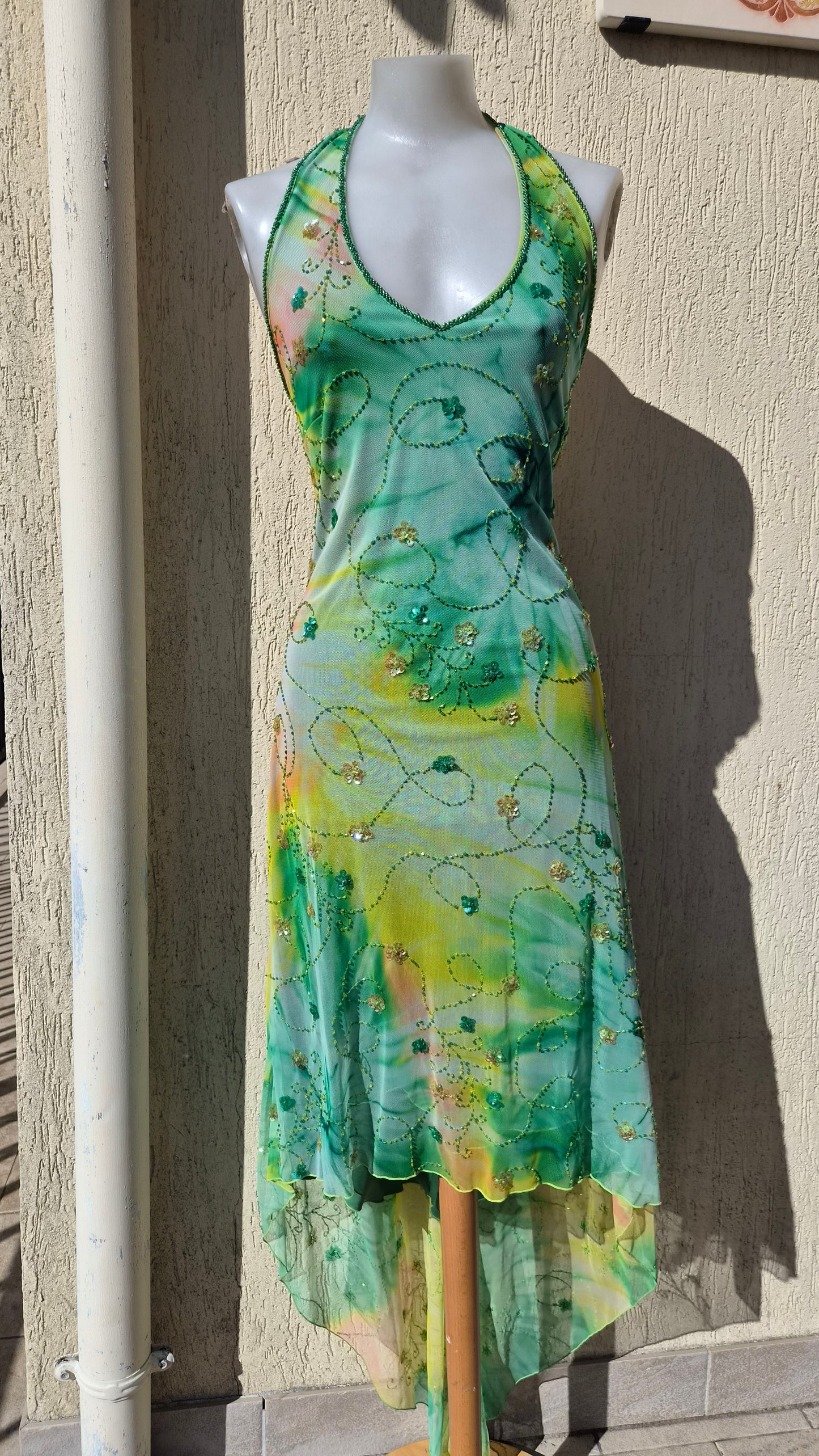 Robe verte brodée