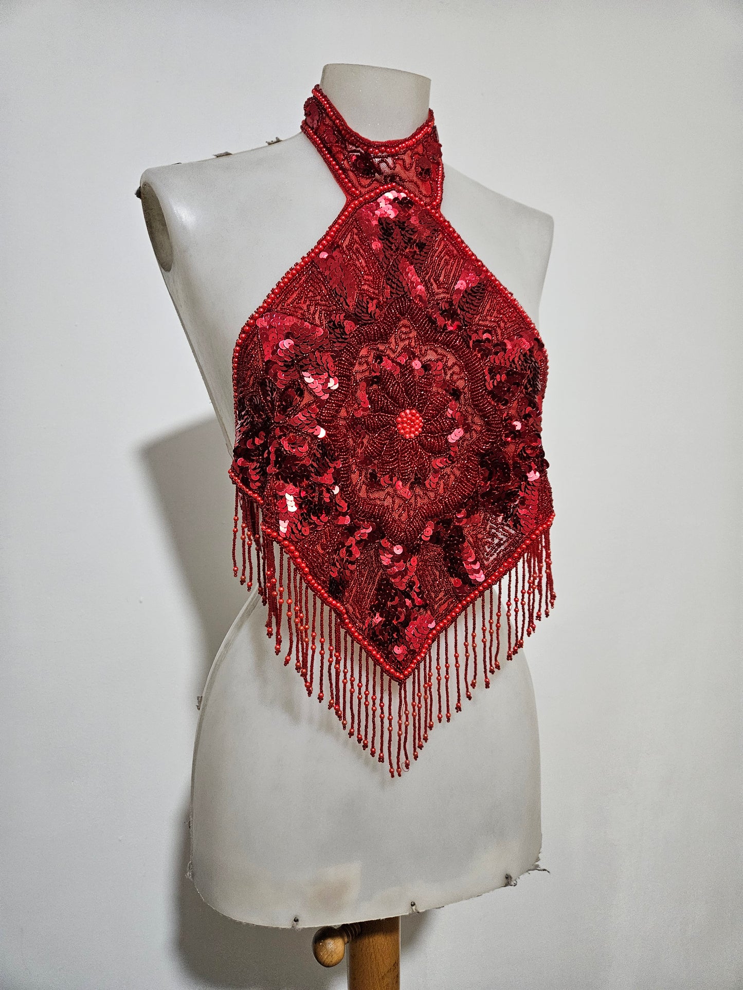 Vestido rojo sin espalda bordado con lentejuelas