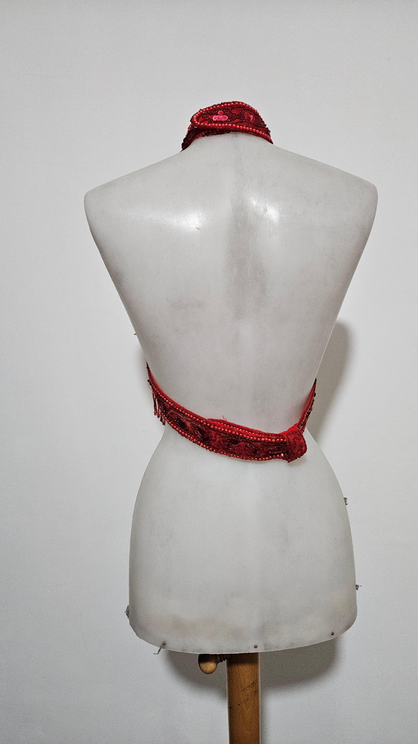 Vestido rojo sin espalda bordado con lentejuelas