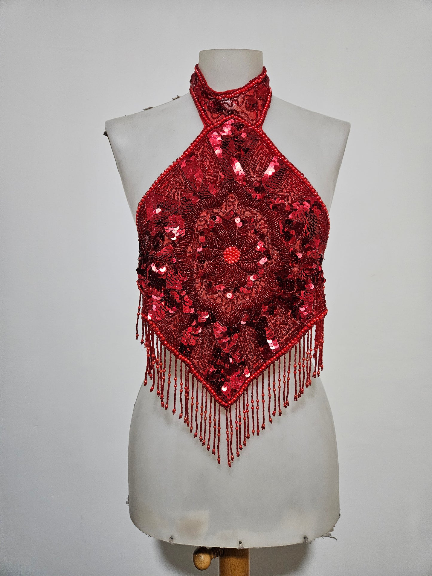 Vestido rojo sin espalda bordado con lentejuelas