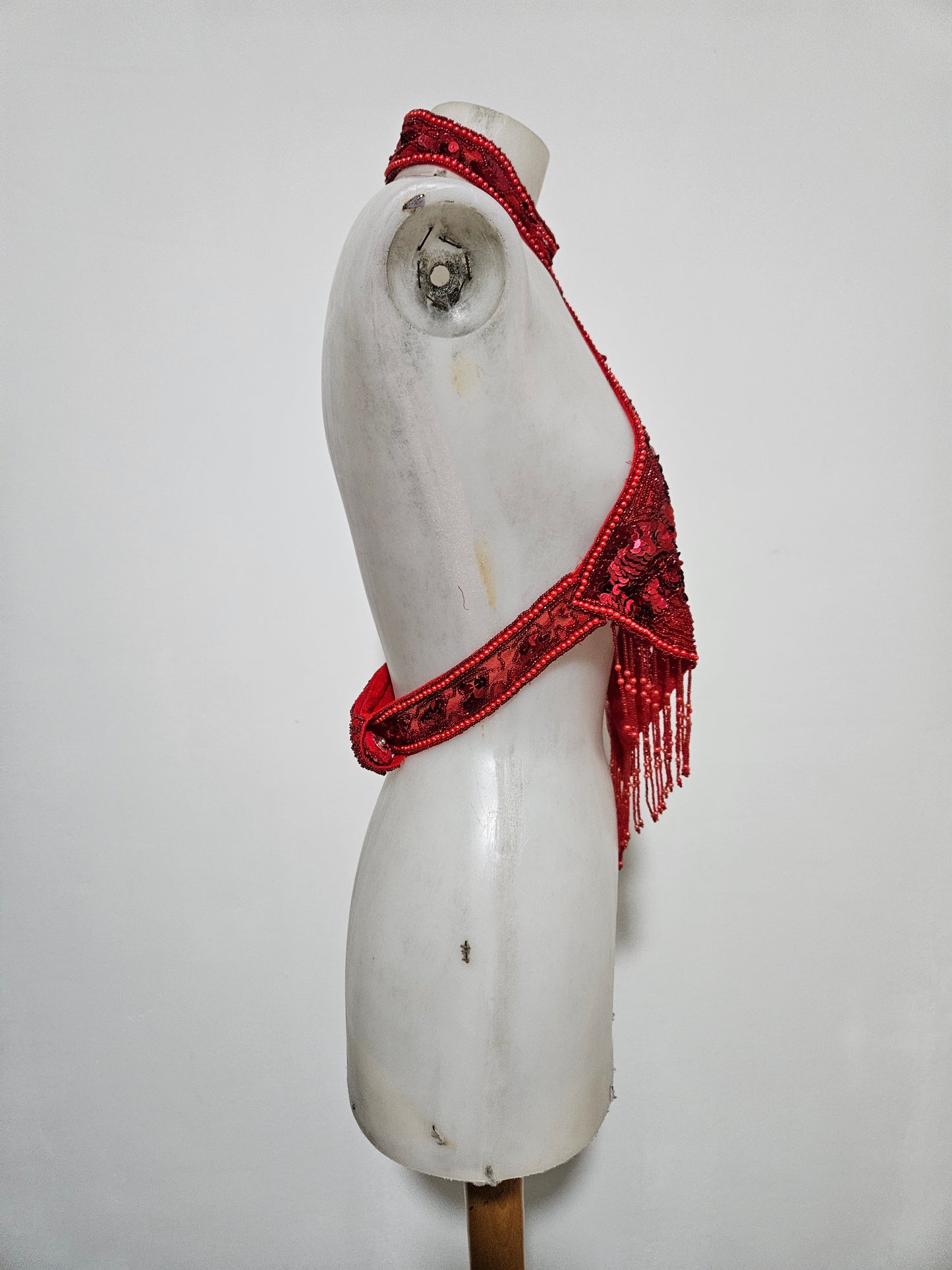 Vestido rojo sin espalda bordado con lentejuelas